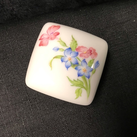 Small Limoges Trinket Box - Picture 2 of 5